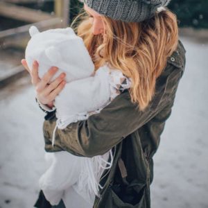 Mamá con bebé en traje de nieve: el mejor equipo de invierno para bebé