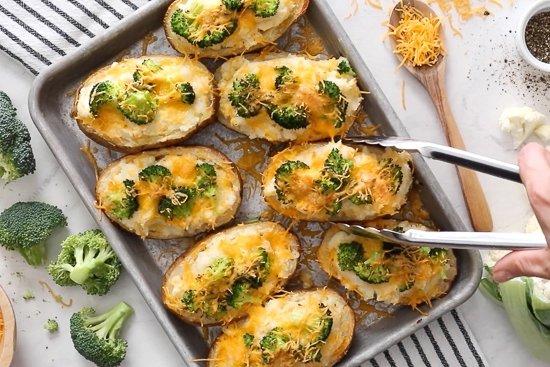 Patatas al horno dos veces con brócoli y queso en una sartén