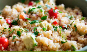 Receta de ensalada de quinoa marroquí con garbanzos crujientes