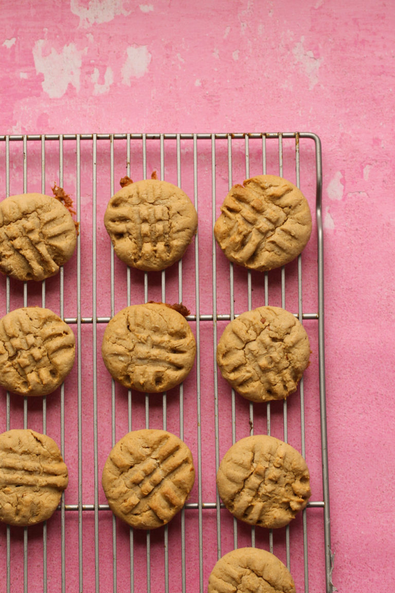galletas de mantequilla de maní en una rejilla para enfriar