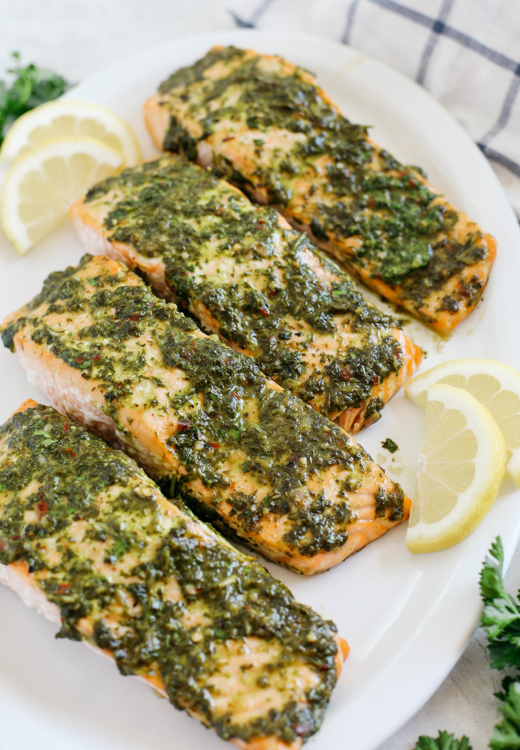 Receta de salmón al horno fácil con chimichurri