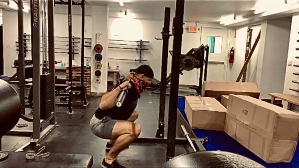 Cómo mantenerse erguido durante una sentadilla - Fitness, fitness, back squat, postura, ejercicio correctivo, entrenamiento en línea, abdominales transversales, cuádriceps, coordinación, abdominales, sentadillas frontales, fuerza de glúteos, parte superior de la espalda, oblicuos, conciencia sensorial, estabilidad central