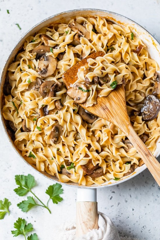 Este saludable stroganoff con shiitake, baby portabella y hongos cremini con fideos en una salsa cremosa ligera es una comida rápida y fácil, ¡perfecta para los lunes sin carne!