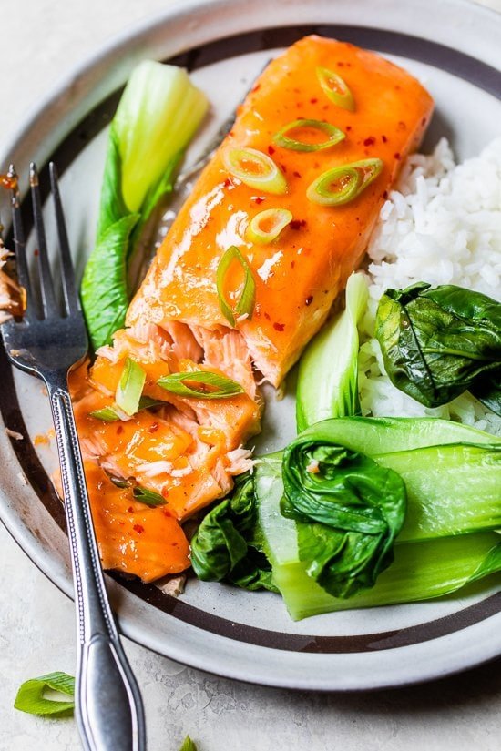 Salmón al horno dulce y picante con arroz y bok choy.